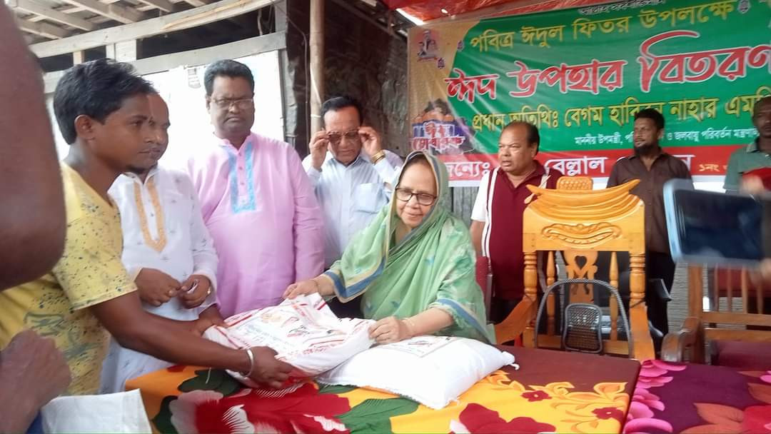 দুস্থদের মাঝে উপমন্ত্রীর শাড়ি-লুঙ্গি বিতরণ